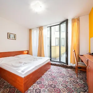 De Luxe 3*, Prague Czech Republic